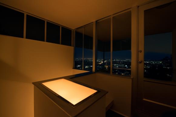 Home at Night: Kun House in Los Angeles Home at Night: Kun House in Los Angeles