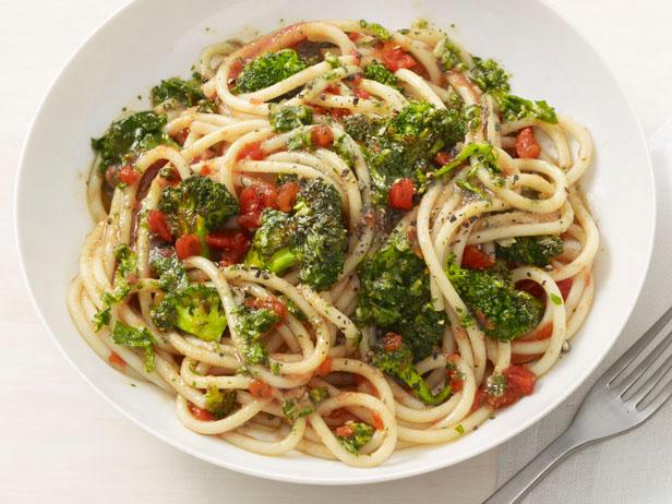 Pasta With Roasted Broccoli and Almond-Tomato Sauce Pasta With Roasted Broccoli and Almond-Tomato Sauce