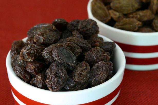 Homemade raisins are easy to make without the need for special equipment. Homemade raisins are easy to make without the need for special equipment.