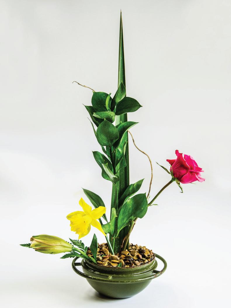 The art of ikebana can take years to master, but even a novice can benefit from some of the basics to create lovely spring floral arrangements.
