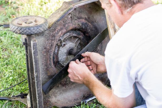 How to sharpen a lawn mower blade How to sharpen a lawn mower blade