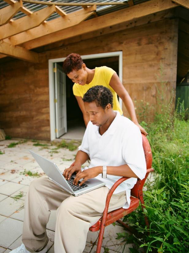 TS-76754708_couple-with-laptop_s3x4 TS-76754708_couple-with-laptop_s3x4