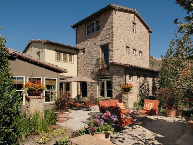 Large Courtyard with Dual Seating Large Courtyard with Dual Seating