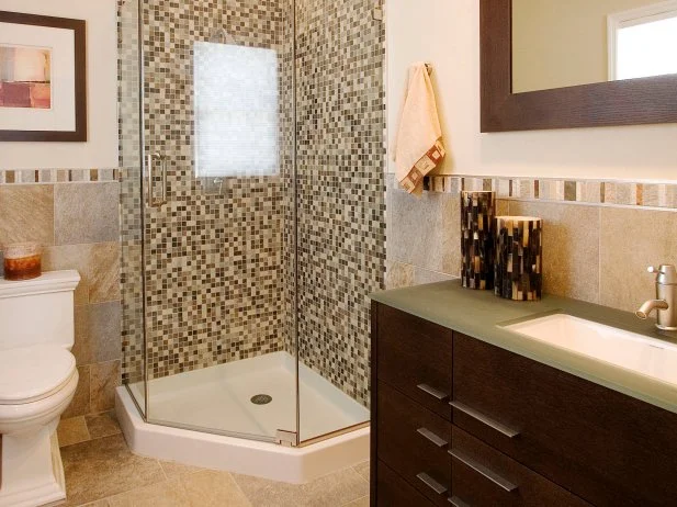 Brown Patterned Tile Bsthroom