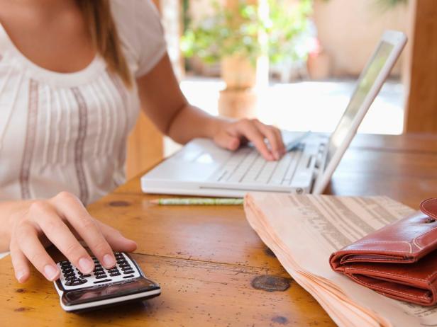 TS-86520808_woman-with-calculator_s4x3 TS-86520808_woman-with-calculator_s4x3