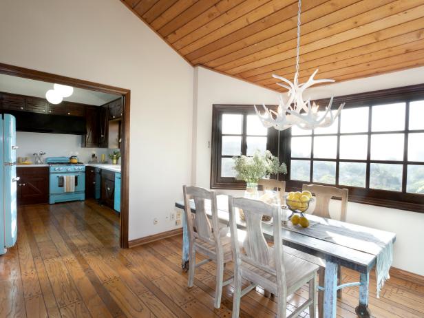 Rustic Dining Room With Antlers Chandelier Rustic Dining Room With Antlers Chandelier