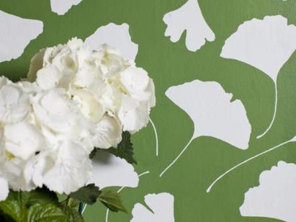 Green and White Ginkgo Leaf Pattern Wallpaper
