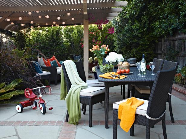 Family Friendly Contemporary Patio with Outdoor Dining Area Family Friendly Contemporary Patio with Outdoor Dining Area
