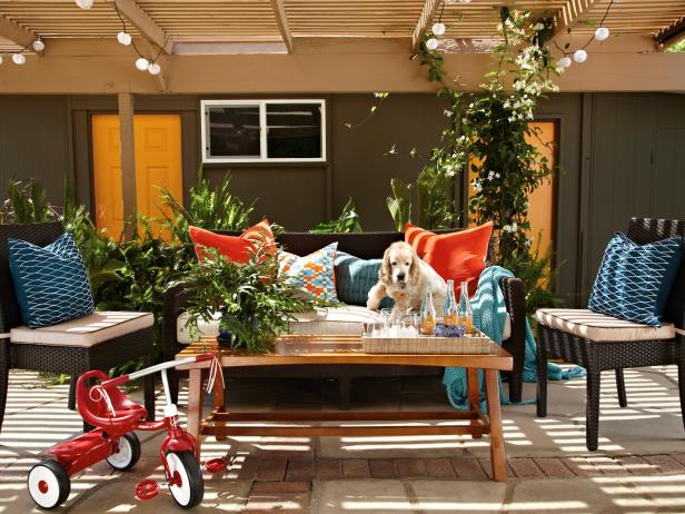 Contemporary Outdoor Living Room With Wood Arbor Contemporary Outdoor Living Room With Wood Arbor