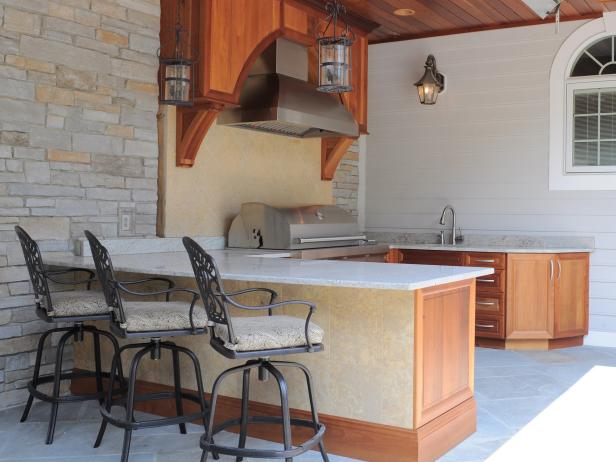 Traditional Outdoor Kitchen With Bar Traditional Outdoor Kitchen With Bar