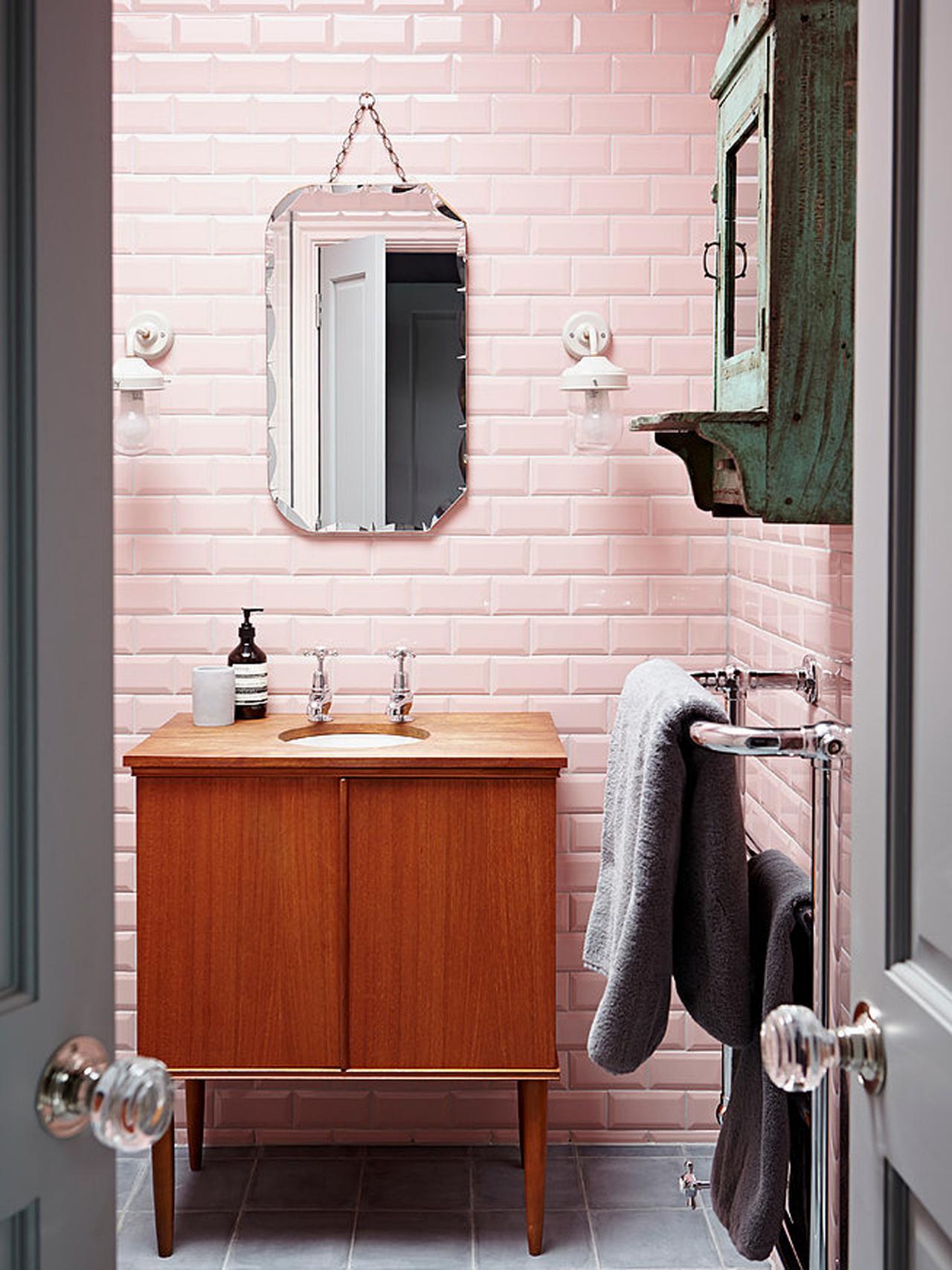 Reasons to Love Retro Pink Tiled Bathrooms