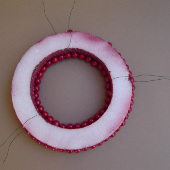 HMS01H06_berrywreath_figA HMS01H06_berrywreath_figA