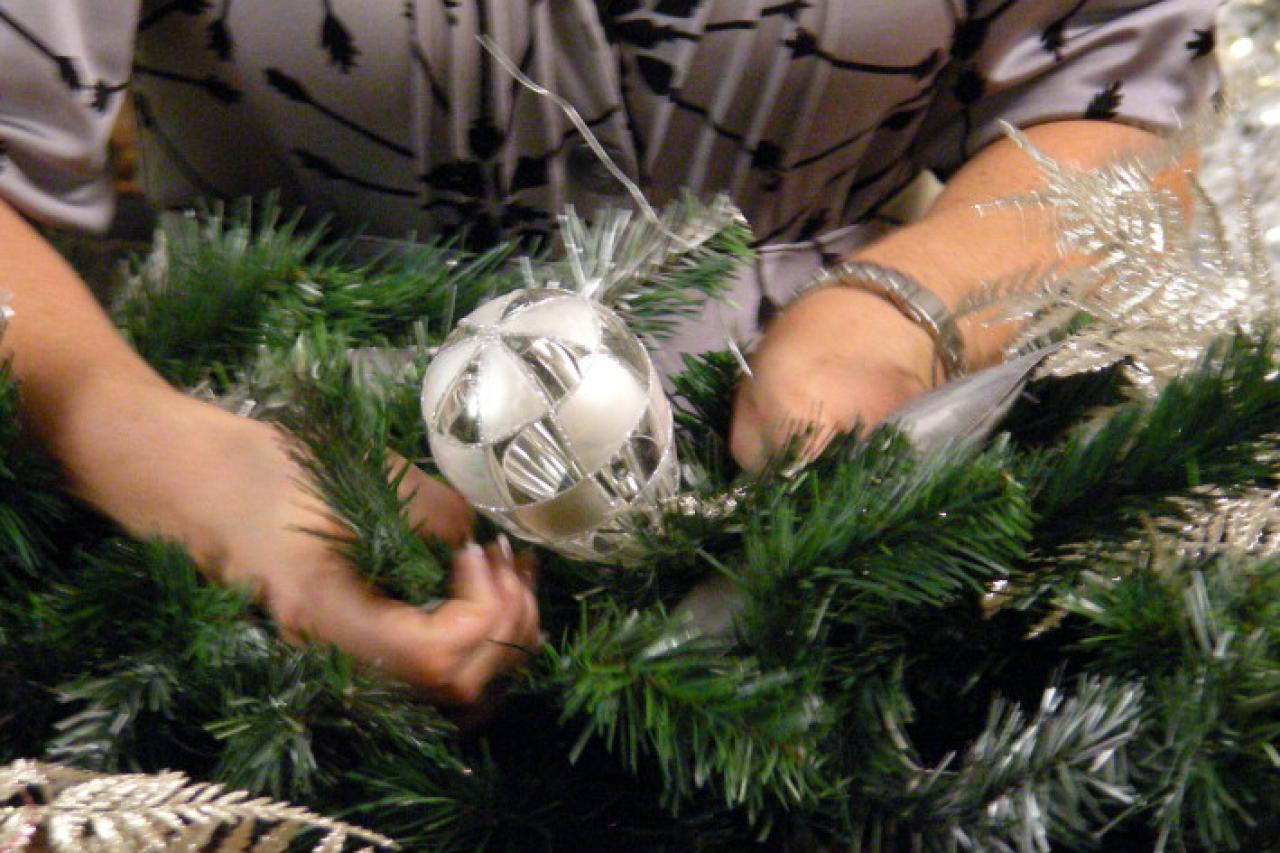 Glittering Garland HGTV