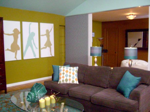 Green Feng Shui Designed Living Room with Artwork Green Feng Shui Designed Living Room with Artwork