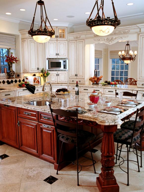 White Large Traditional Eat-In Kitchen White Large Traditional Eat-In Kitchen