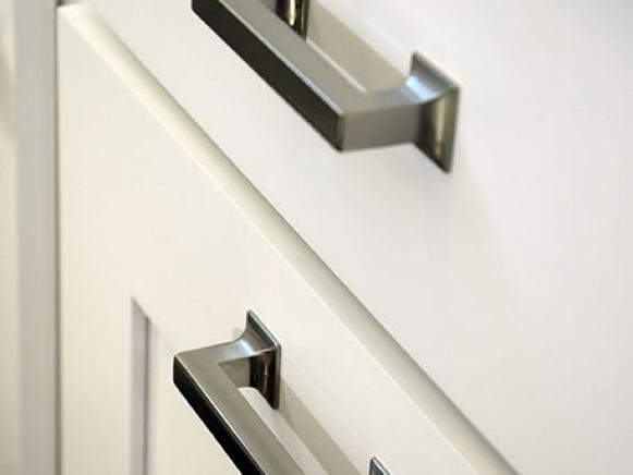 DreamHome08-Tour-Kitchen-drawer-pulls-vert DreamHome08-Tour-Kitchen-drawer-pulls-vert