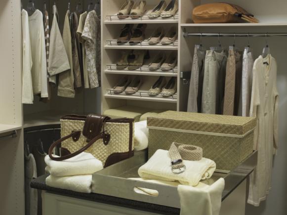 dh09-master-closet_s4x3 dh09-master-closet_s4x3