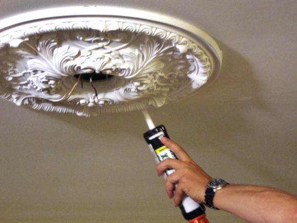 WkndProj_07_Caulking-Medallion_s4x3 WkndProj_07_Caulking-Medallion_s4x3