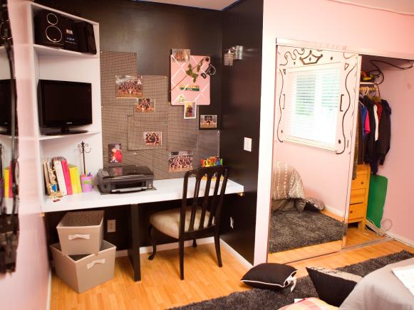 Girl's Bedroom With Mirrored Closet Doors Girl's Bedroom With Mirrored Closet Doors