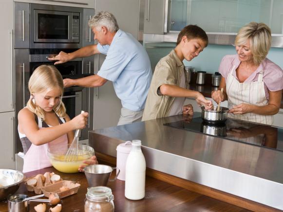 IKEA_Space-Article1-family-cooking-meal_s4x3 IKEA_Space-Article1-family-cooking-meal_s4x3