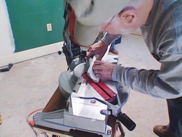dadh208_1fh-cotractor-uses-tool_s4x3 dadh208_1fh-cotractor-uses-tool_s4x3