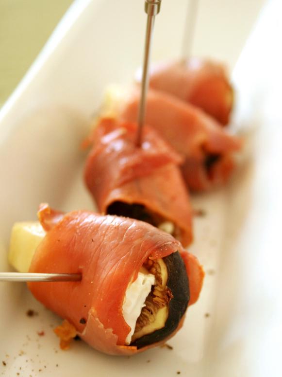 Prosciutto-Wrapped Figs Stuffed with Stilton Cheese Prosciutto-Wrapped Figs Stuffed with Stilton Cheese