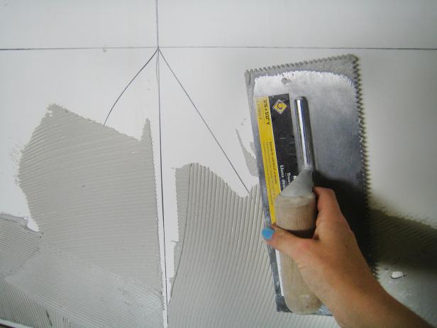 Adding a Glass Backsplash: Applying Thinset Adhesive Adding a Glass Backsplash: Applying Thinset Adhesive