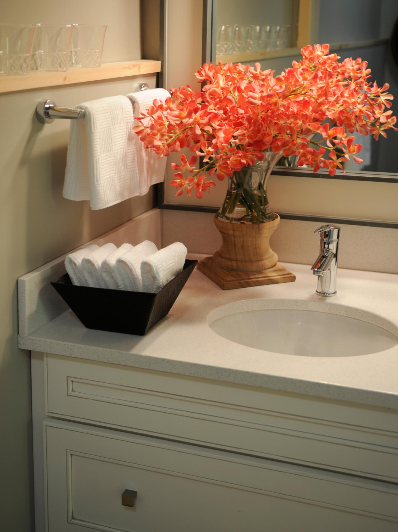 05 DH2011_guest bathroom sink decor_s3x4