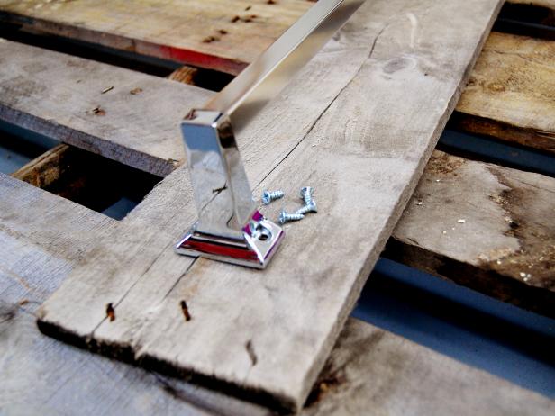 How To Construct a Rustic Bathroom Towel Bar: Step 3 How To Construct a Rustic Bathroom Towel Bar: Step 3