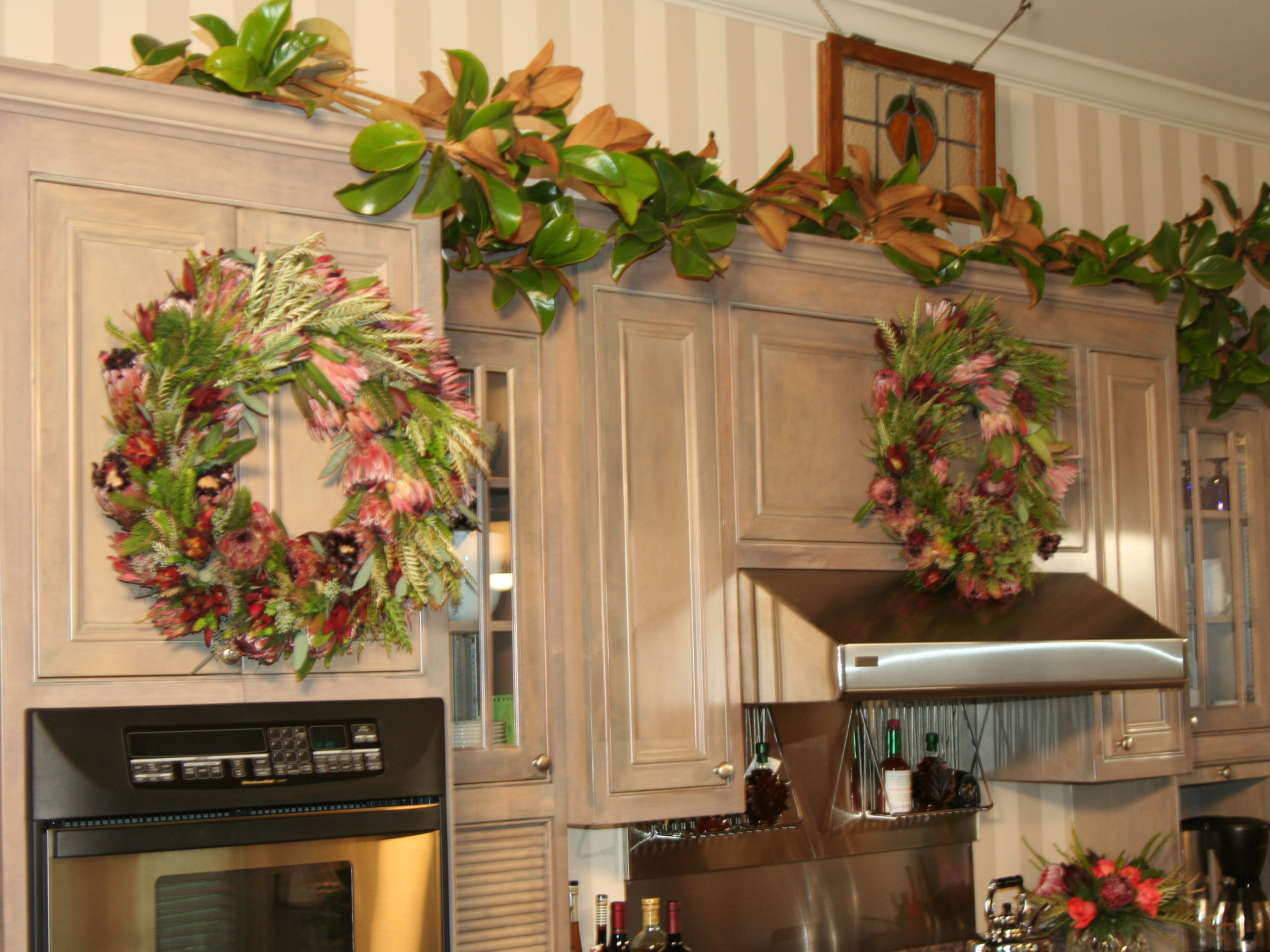 Декор кухонного гарнитура искусственными цветами