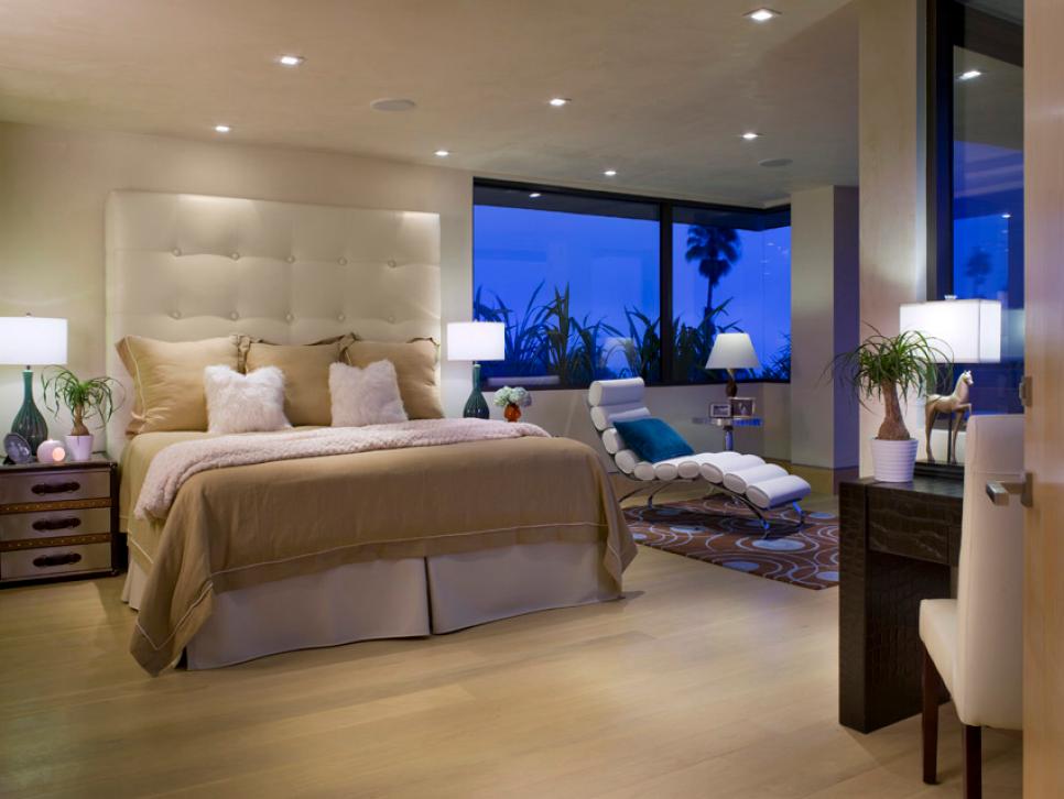 Guest Bedroom Smartly Designed for Maximum Relaxation
