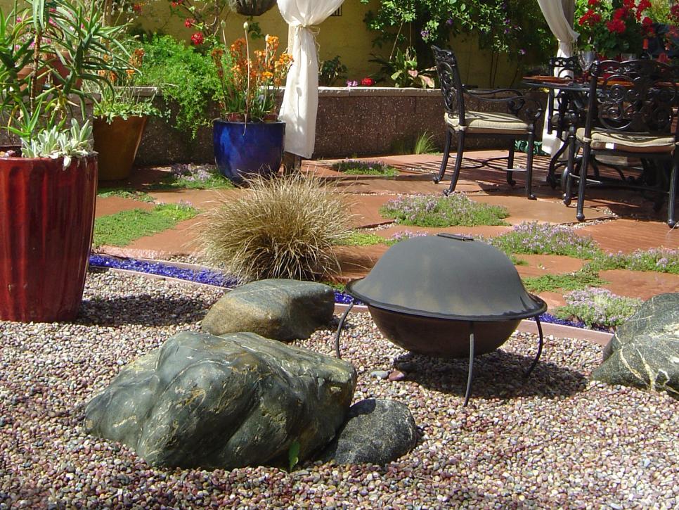 Southwestern Gravel Garden With a Fire Pit