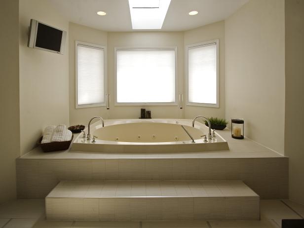 Whirlpool Bathtub in Stunning White Modern Bathroom Whirlpool Bathtub in Stunning White Modern Bathroom