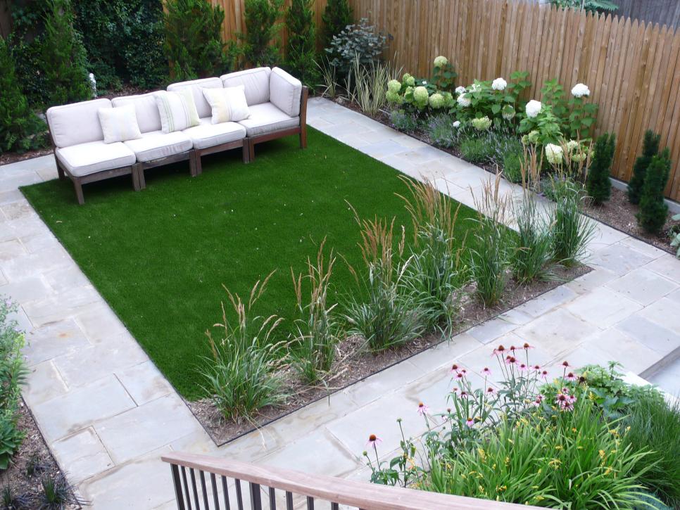 Modern Outdoor Sitting Area and Turf Lawn