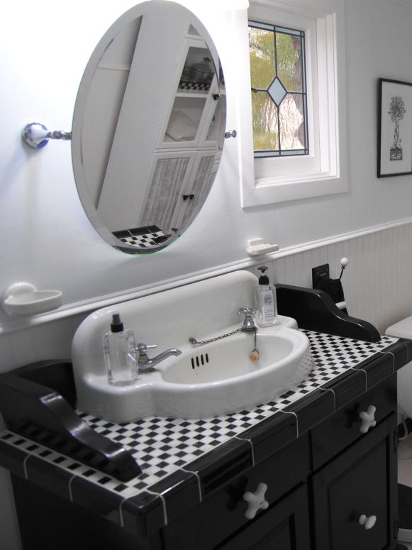 Fanciful Bathroom Vanity With Black and White Checkered Tile Fanciful Bathroom Vanity With Black and White Checkered Tile