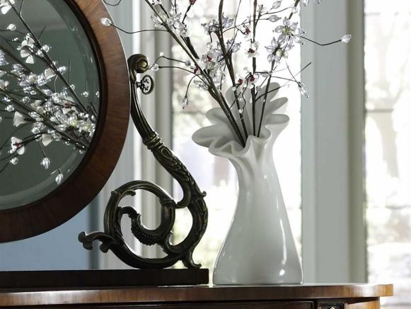 CI-Phillips-Collections_white-vase-table_s3x4 CI-Phillips-Collections_white-vase-table_s3x4