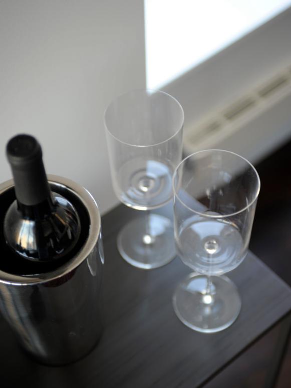 Urban10-Living-Room_37-wine-glasses-EPP8181_s3x4 Urban10-Living-Room_37-wine-glasses-EPP8181_s3x4