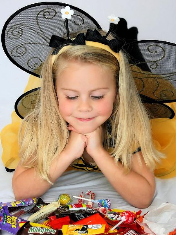 Halloween-UGC_alc04-little-girl-with-candy_s3x4 Halloween-UGC_alc04-little-girl-with-candy_s3x4