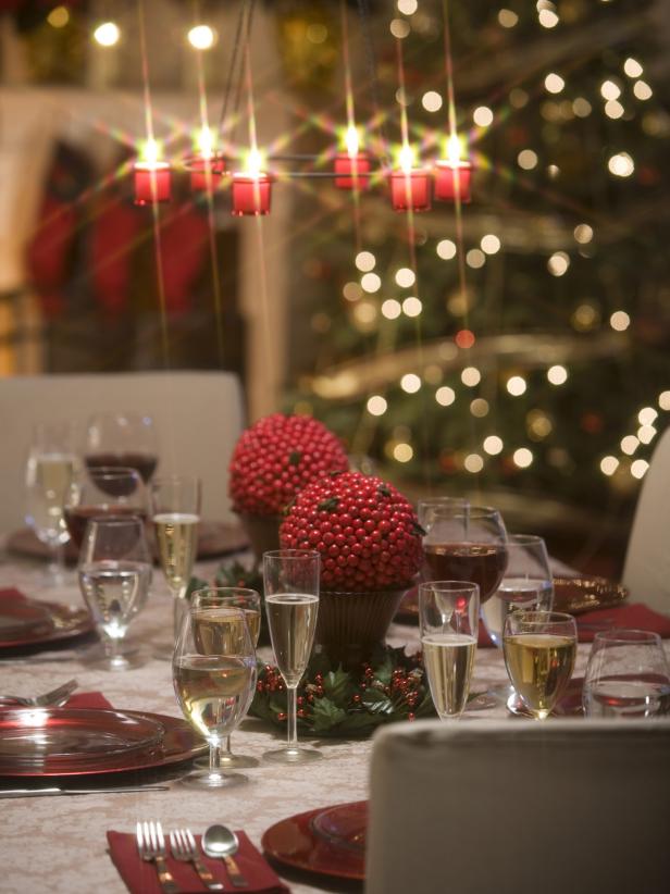 Holiday Tablescape Emits Aura of Subdued Class Holiday Tablescape Emits Aura of Subdued Class