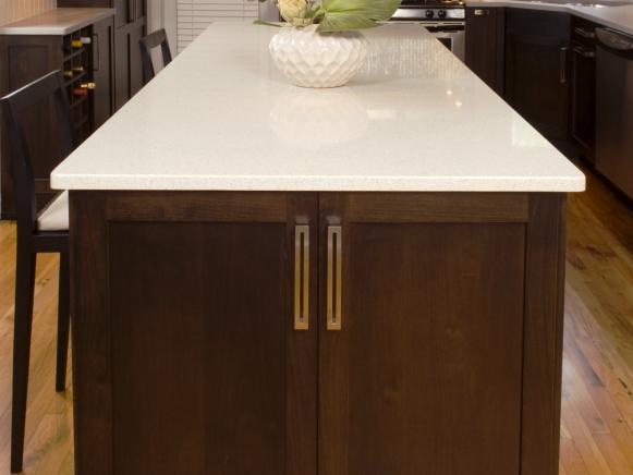 Kitchen Island Adds Extras Space in Kitchen
