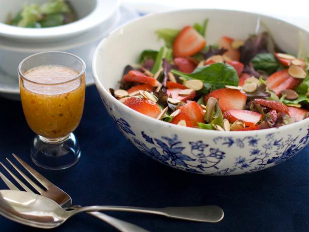 Strawberry Almond Salad with Viniagrette Strawberry Almond Salad with Viniagrette