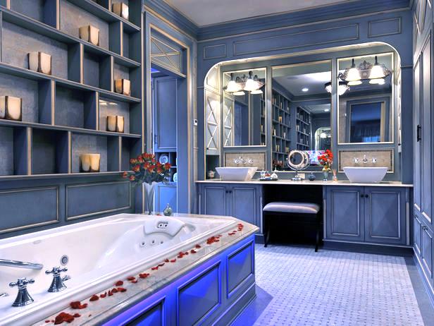 这个单色的蓝色浴室显示了一种颜色的色调和色调可以在一个空间中有很大的影响。