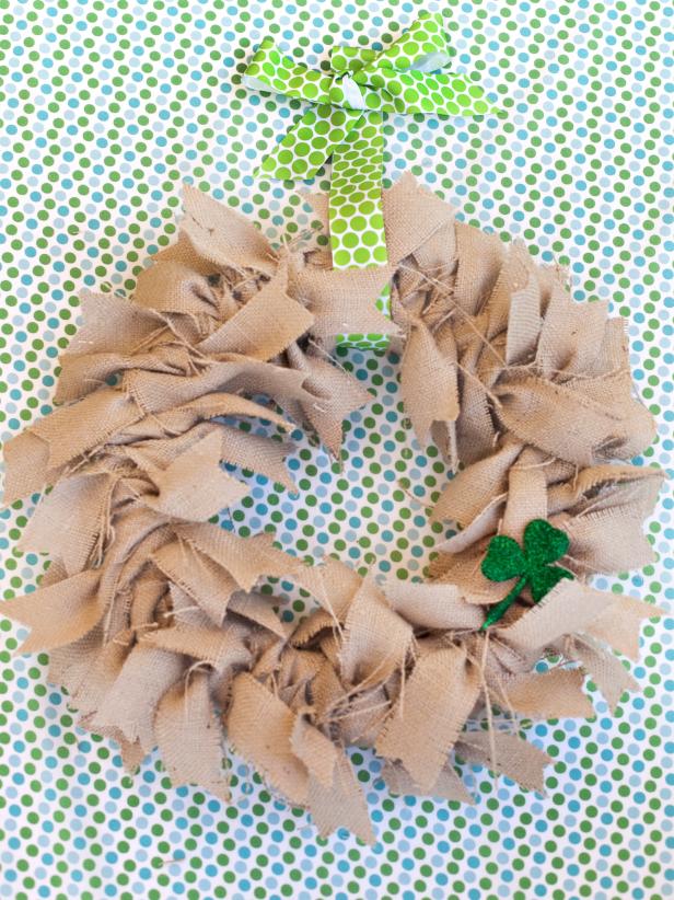 Hang Wreath With a Polka Dot Ribbon Hang Wreath With a Polka Dot Ribbon