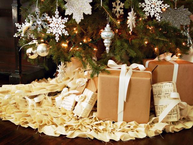 White Christmas Tree Skirt and Presents White Christmas Tree Skirt and Presents
