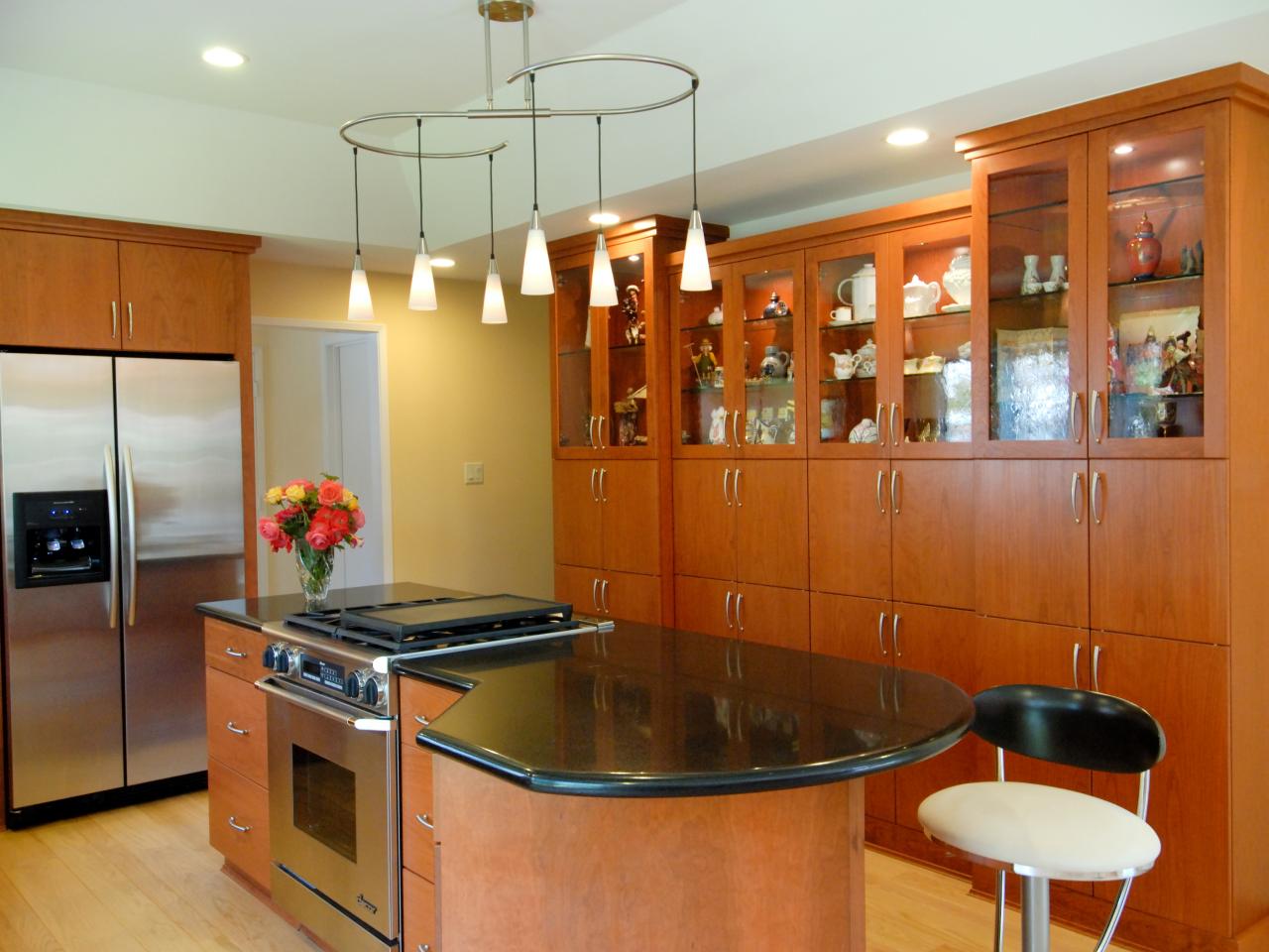 UShaped Kitchen With Peninsula HGTV Pictures & Ideas HGTV