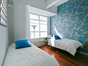 HHBN107_two-bed-bedroom-blue-bicycle-wallpaper_s4x3