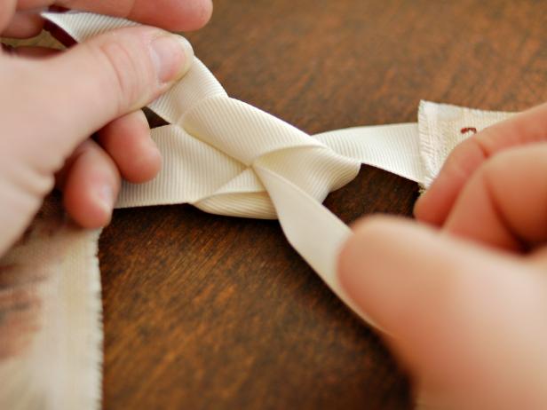 Tie on new pockets each day to increase the length of the banner or start the month with a full banner and remove the pockets at the end of each day. Since it's a long banner, it's ideal for wrapping around a Christmas tree or draping along a banister.