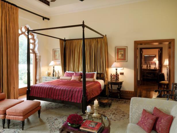 Neutral Bedroom With Dark Wood Canopy Bed Neutral Bedroom With Dark Wood Canopy Bed