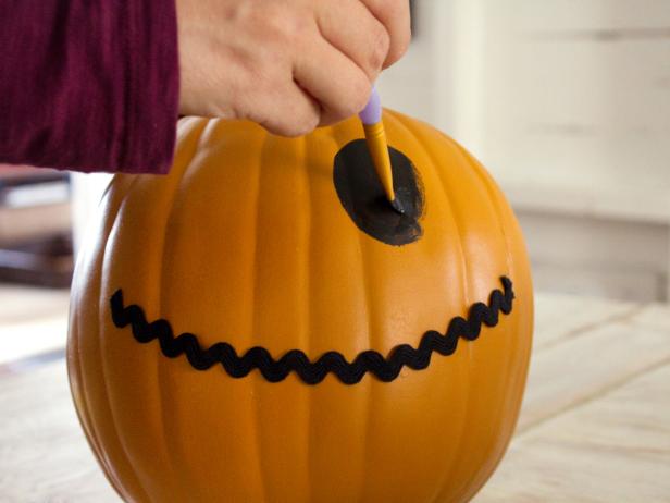 Painting the Eyes on Pumpkin Step 4 Painting the Eyes on Pumpkin Step 4