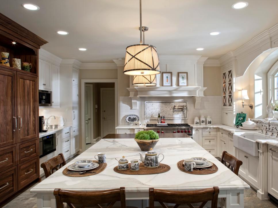 Kitchen Island Lighting With Wood Accents and Countertop Seating